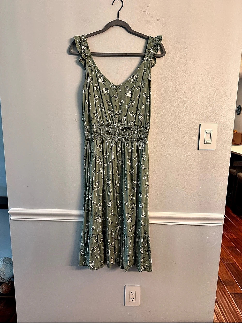Lark & Grey Floral Midi Dress in Green Size Large
